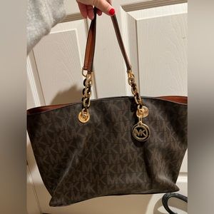 Michael kors purse. gently used. Good condition.